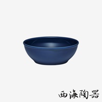 一個深藍色、15公分的波佐見燒陶瓷料理深碗，碗身呈現霧面質感。