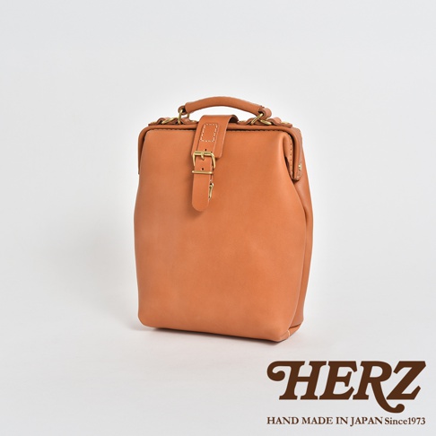 職人手作皮革迷你軟皮杜勒斯包，焦糖色，配有黃銅扣環和提把，簡約復古設計。