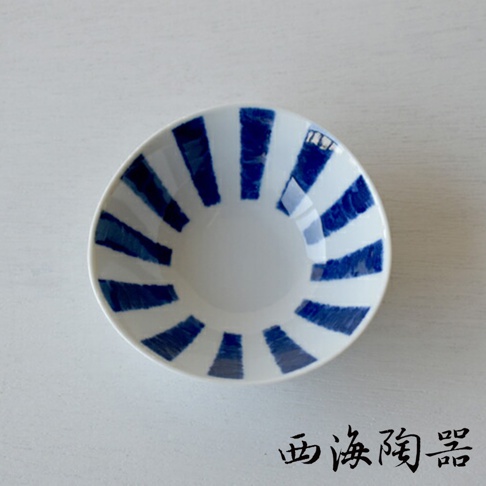 波佐見燒藍玉紋小菜碟，白色陶瓷碗內側環繞著放射狀的深藍色筆刷紋路，簡約日式風格。