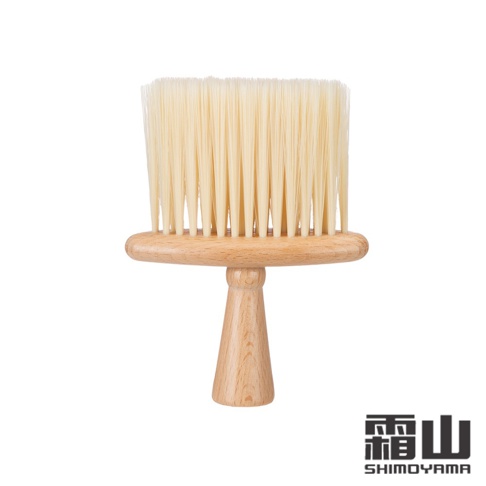 北歐風天然實木隙縫除塵刷，擁有淺棕色實木手柄，搭配奶白色細長刷毛，設計簡潔，適合清潔居家細縫。