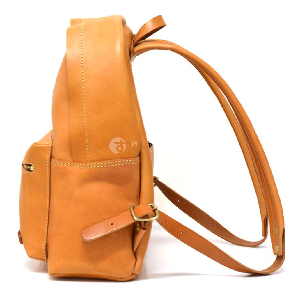 職人手作皮革休閒風後背包 R-93，側邊視角。採用溫暖的棕褐色皮革，搭配同色系縫線和金屬拉鍊，展現自然樸實的質感。可調節式皮革背帶，方便舒適。