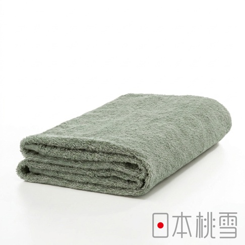 這是一條折疊起來的灰綠色純棉浴巾，表面呈現柔軟的毛圈質感，右下角印有日本桃雪的品牌標誌，整體設計簡約且具有飯店浴巾的高質感。