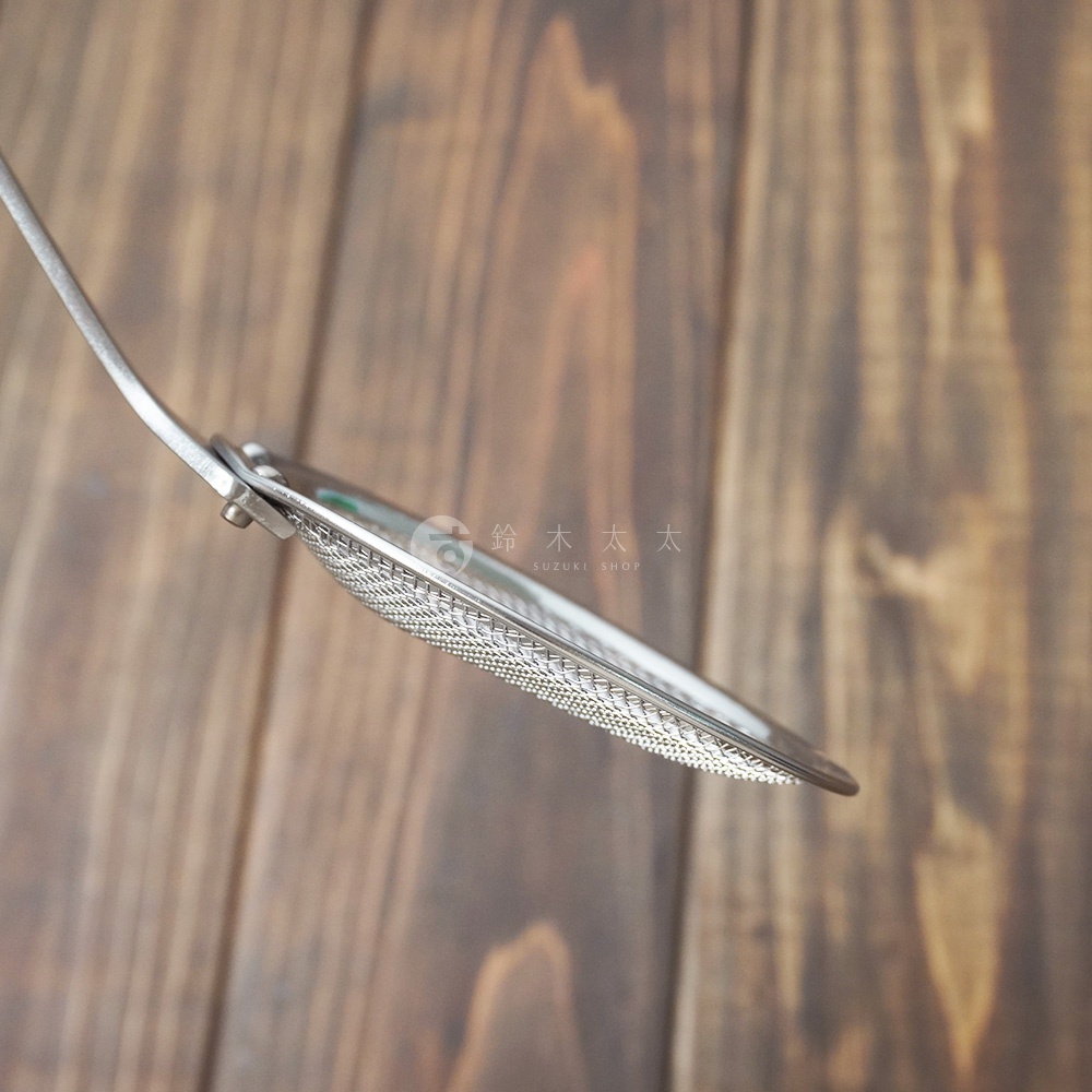 不鏽鋼萬用撈油勺，具有細密的網篩，可有效分離油水，勺身呈銀色，材質為不鏽鋼。