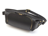 黑色皮革拉鍊旅行斜背包，配有金色拉鍊和金屬扣環，皮革材質，簡約設計。