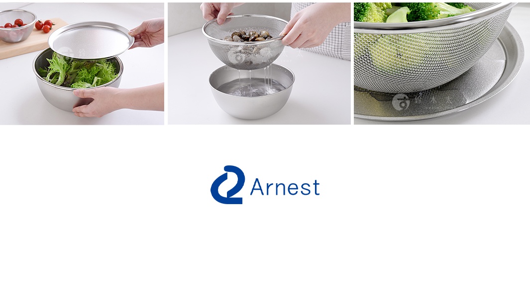 一個手持不鏽鋼細網瀝水籃，籃中裝有蛤蜊，正在進行瀝水動作，下方有一個不鏽鋼盆。