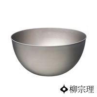 一個23公分的不鏽鋼調理盆，呈現銀灰色，盆身光滑，邊緣有細微的捲邊，整體呈半球形，底部收窄。