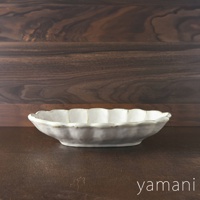 小兵 六魯粉引花型橢圓料理盤，28公分，白色陶製，邊緣帶有自然的粉引釉色與花瓣狀紋理，盤身呈現溫潤的質感。