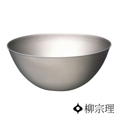 一個銀色不鏽鋼調理盆，邊緣光滑，盆底呈圓弧形，擺放在純白色背景上。