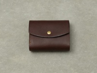 職人手作皮革Organ迷你短夾 (GS-61)，深棕色，荔枝紋皮革，設有金色按扣，側面縫線清晰可見。