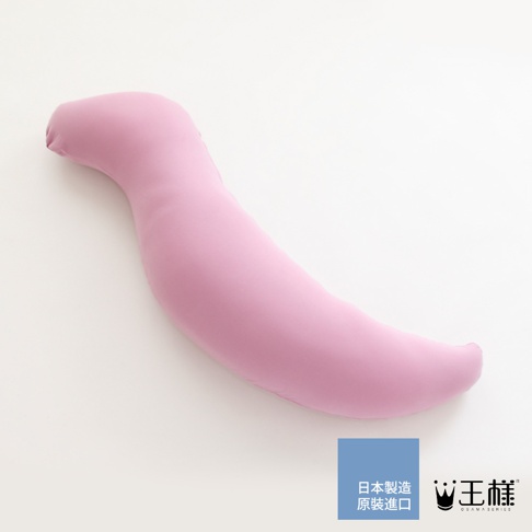粉紅色香蕉型抱枕套，材質柔軟，帶有日本製造原裝進口標誌。