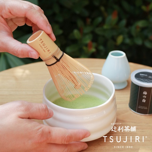 抹茶專用茶刷，由天然竹子製成，擁有淺木色竹柄，上面印有「TSUJIRI SINCE 1860」字樣。茶刷末端為細密的竹籤，用於攪拌抹茶。