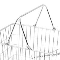 銀色不鏽鋼製成的大型收納籃，網狀結構，配有可提起的雙提把。