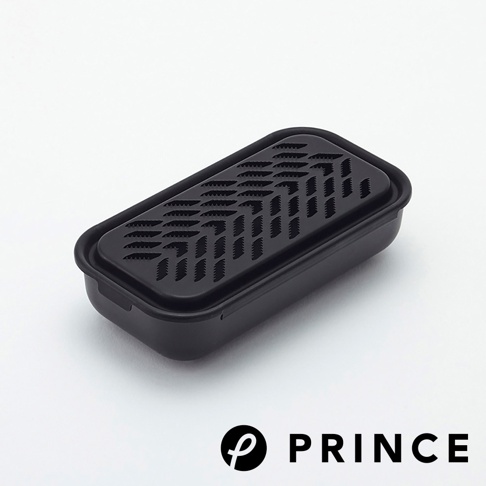 黑色兩用盒，附有可拆卸的磨泥切片蓋，蓋子上有鋸齒狀的孔洞設計，材質為塑膠。