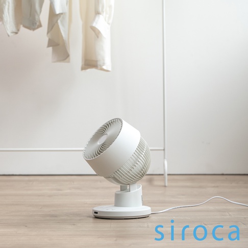白色SF-A1610 3D氣流循環扇，設有可調節角度的風扇頭和圓形底座，放置於木質地板上，背景為白色牆壁與掛著白色衣物的衣架。