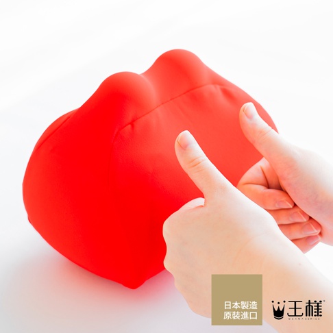 紅色的指壓按摩枕，材質柔軟，表面光滑，有兩個凸起，適合肩頸腰腿舒緩。