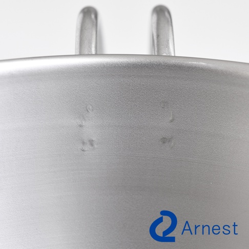 Arnest 品牌標誌，以及一個不鏽鋼調理碗的特寫，碗的表面有細微刮痕。