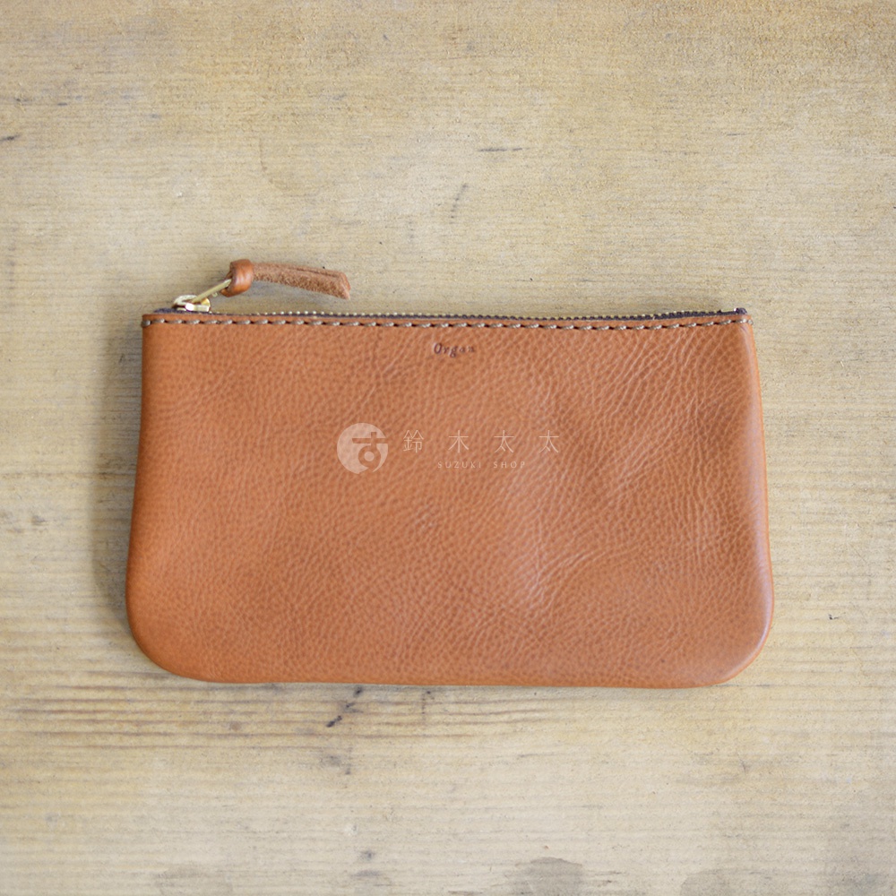 職人手作皮革Organ拉鍊式小物收納袋，採用棕色皮革製成，表面紋理細緻，配有金色拉鍊和同色皮革拉頭，簡潔實用。