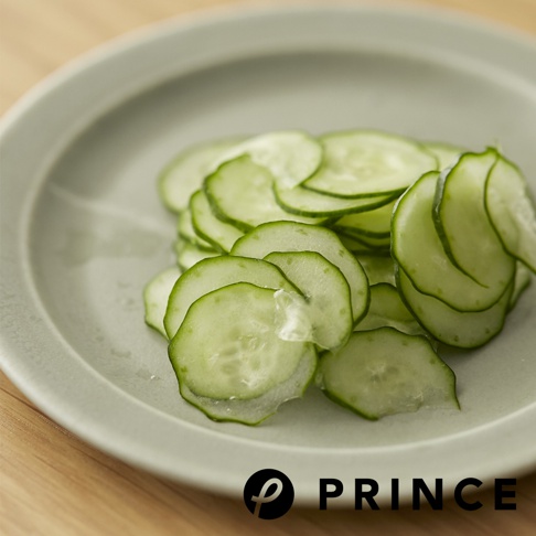 一盤切片黃瓜，呈現均勻薄片，綠色外皮與白色內瓤對比。