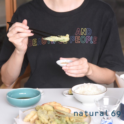 手繪風蔬菜圖案迷你小菜碟，白色陶瓷，邊緣飾有細緻的藍色花紋，與桌上的日式炸物、白飯和醬料碗一同呈現。