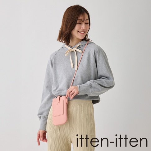 itten-itten 義大利皮革散步手機包，粉色皮革材質，搭配灰色短版連帽上衣和米色燈芯絨長褲。
