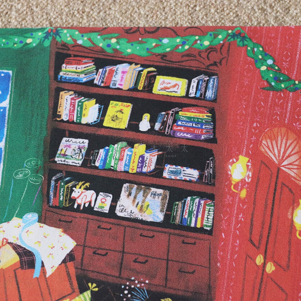 無框帆布藝術海報，描繪聖誕老人玩具工作室場景。深棕色木製書架上擺滿彩色書籍，架上還有一個白色小人偶。下方是紅色抽屜櫃。整體色彩豐富，充滿節慶氛圍。