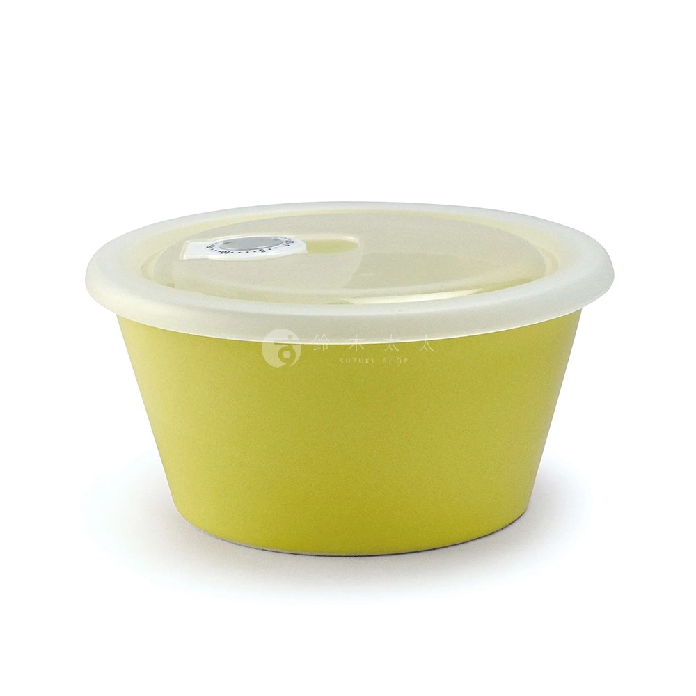 Ciel 美濃燒簡約素雅附蓋保鮮碗 L，淺綠色陶碗配半透明淺黃色帶有時鐘標示的塑膠蓋，碗身呈梯形，邊緣有白色矽膠密封條。