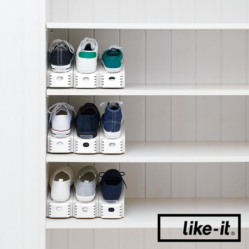 白色可調節雙層收納鞋架，整齊擺放著黑色、白色、綠色、深藍色及牛仔布料的運動鞋和帆布鞋。