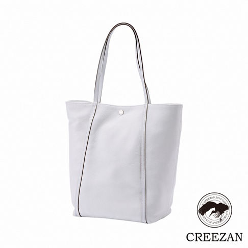 JETTER 大容量肩背托特包，此款為白色荔枝紋皮革材質，搭配細緻的深色滾邊與縫線，包身設有單顆銀色按扣，整體設計簡約時尚。