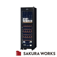 LX63 -2℃ 雙溫酒櫃，黑色外觀，配有玻璃門，展示架上擺放著多瓶標示「SAKE」的酒瓶，下方層架則整齊排列著多瓶紅酒。