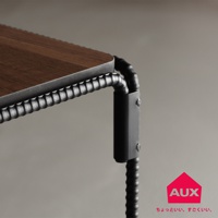 BOW 廚房工業風單層置物架，特寫展示深棕色木紋桌面與粗獷的鋼筋結構支架，黑色金屬固定件連接彎曲的鋼筋，呈現簡約而堅固的工業風格。