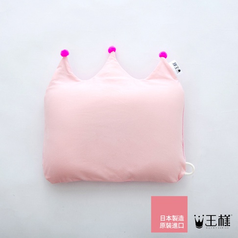 粉色嬰兒皇冠枕，頂部有三個桃紅色絨球裝飾，枕身為柔軟棉質，適合 0-6 個月嬰兒使用。