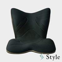 PREMIUM 舒適豪華調整椅，黑色布面，椅背與坐墊有曲線壓紋設計，椅邊帶有金色飾條。