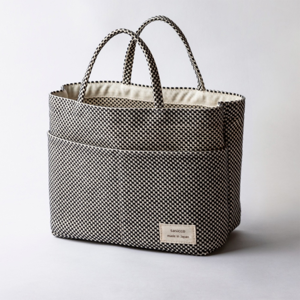 三河木綿刺子織多口袋托特包，黑白格紋圖案，附有兩個外部口袋和兩個提把。