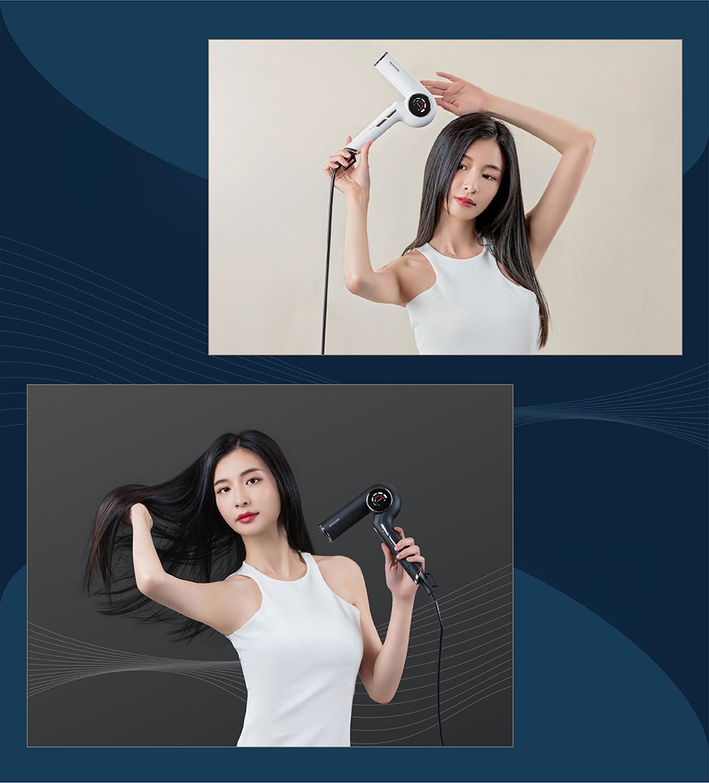 一位女性手持白色或黑色的離子吹風機，正在使用吹風機整理頭髮。