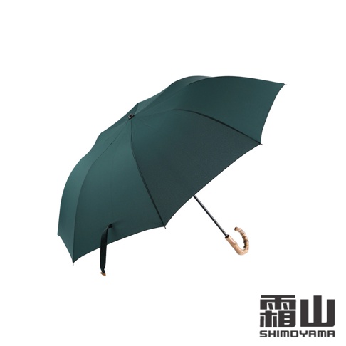 這是一把日本霜山出品的墨綠色折疊晴雨傘，傘面呈現簡約素雅的深綠色，搭配具有質感的復古竹節造型手柄，傘緣附有精緻的掛繩，整體設計典雅並帶有日式風格。