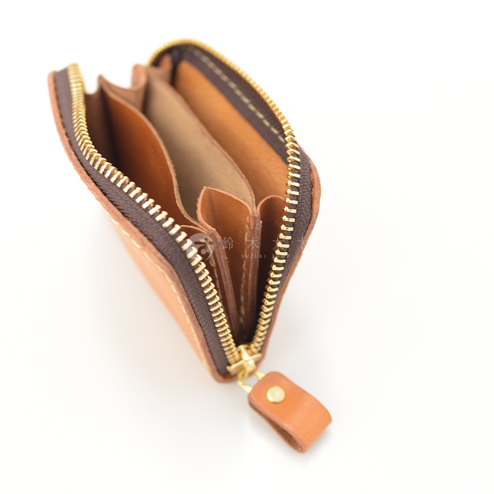 職人手作皮革高機能收納錢包，淺棕色皮革，拉鍊開合，內部有多個隔層，展示其精緻工藝與實用性。