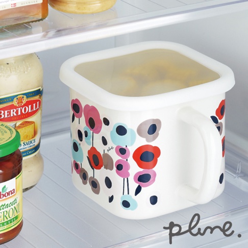 白色琺瑯保鮮罐，附有白色手把及透明蓋，罐身印有多彩花朵圖案，包括粉紅、紅色、藍色、棕色及黑色。