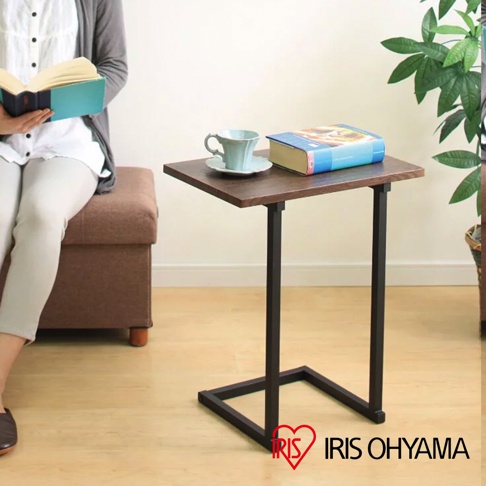 簡約時尚小邊桌 SDT-45，桌面為深棕色木紋質感，桌腳為黑色金屬材質，呈現 L 型結構。桌面上放置著一個淺藍色咖啡杯與一本書。