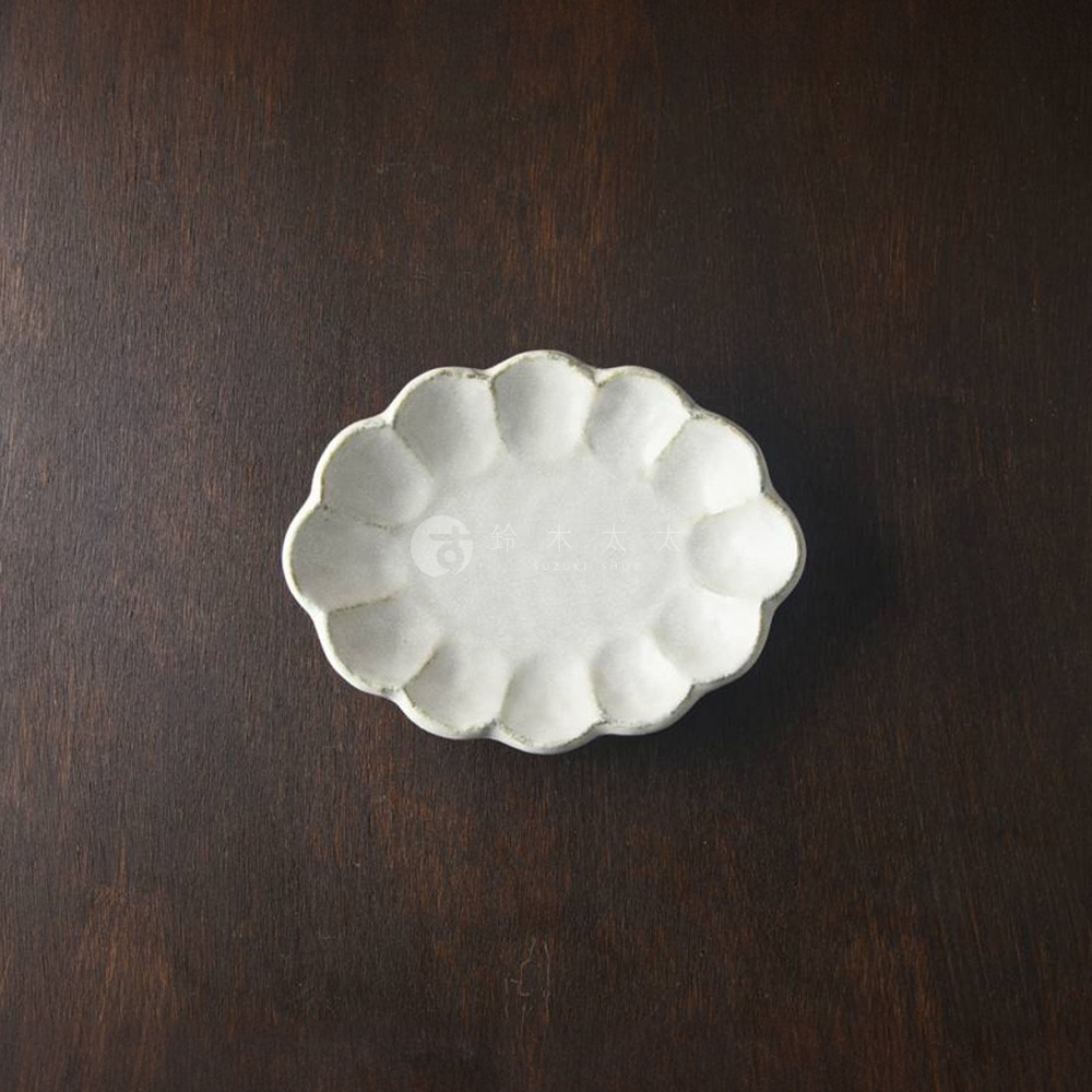 小兵 六魯粉引花型橢圓料理盤，18公分，淺白色陶瓷，帶有手工感的花瓣邊緣，盤面中央有品牌標誌。