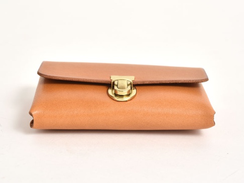 職人手作皮革小卡片收納夾 (KV-1)，淺棕色皮革，帶有金色金屬鎖扣，簡約設計。