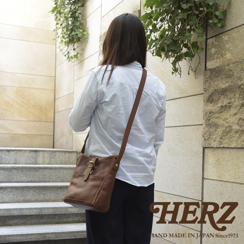 職人手作皮革輕便單肩側背包，採用棕色皮革製成，設計簡約，配有翻蓋和外部口袋，適合日常攜帶。