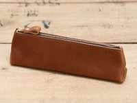 職人手作皮革Organ三角收納筆袋，M尺寸，採用棕色皮革材質，搭配金色拉鍊與同色皮革拉頭，簡約的設計與天然皮革紋理。