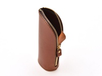 職人手作皮革直立式收納筆袋，經典棕色，拉鍊式開合，材質為真皮。