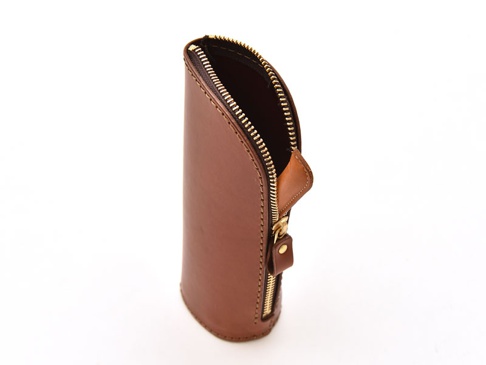 職人手作皮革直立式收納筆袋，經典棕色，拉鍊式開合，材質為真皮。