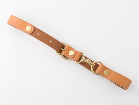 職人手作皮革背包用減壓胸前扣帶 (KO-2)，淺棕色皮革製，配有黃銅色金屬扣環、調節扣和掛鉤。