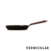 日本製鑄鐵平底鍋，黑色鍋身，配有木質握柄，鍋具尺寸為26cm。