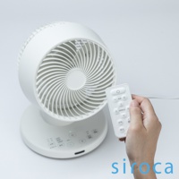 白色 SF-A1610 3D 氣流循環扇，具有圓形網罩和可調節底座。手持白色遙控器，上面有電源、風量、定時和模式等按鈕。