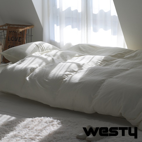 一床鋪蓋著白色被子的特寫，被子上有窗戶灑下的光影，床邊鋪著白色絨毛地毯，右下角有Westy的Logo。