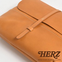 HERZ 職人手作皮革細扣帶馬鞍包，精緻縫線細節，展現日本職人手工製作的質感。