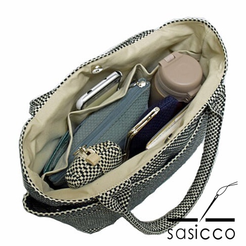 三河木綿刺子織手提托特包，格紋布料，內有手機、化妝包、保溫瓶等物品，米白色內裡，黑色與白色格紋圖案。